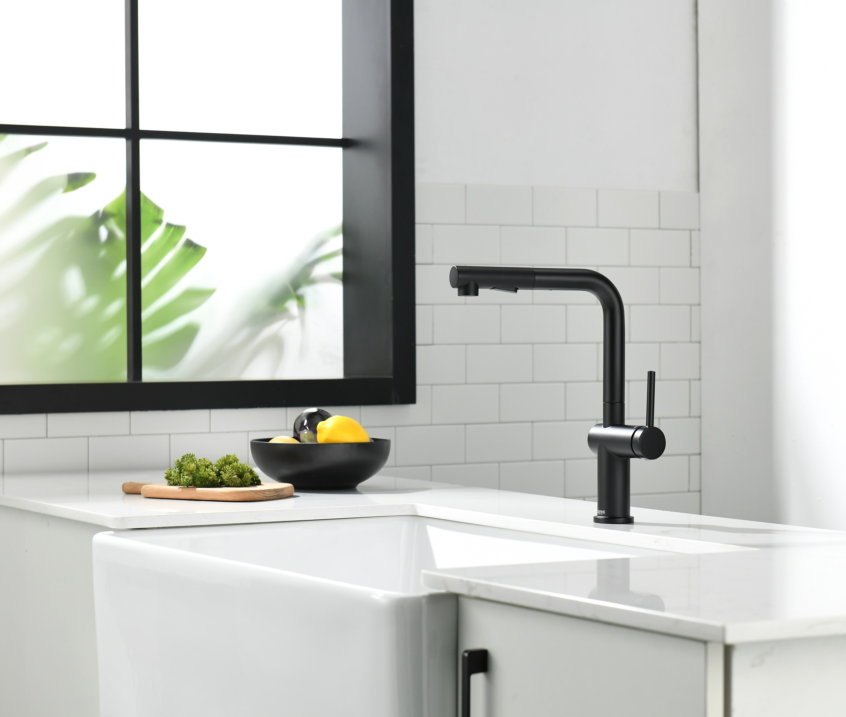 Low Price Factory Supply 304 Black Modern European Style Pull Out Kitchen Faucet Black